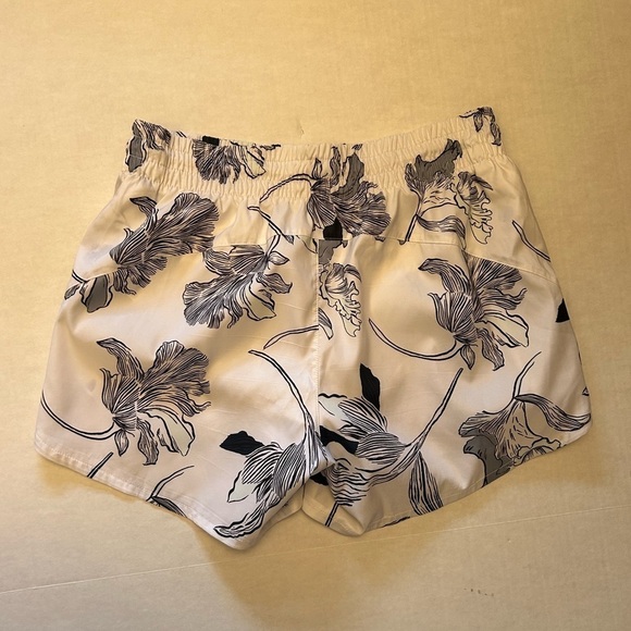 Athleta floral print athletic run shorts Sz-S. C1 - Picture 6 of 10